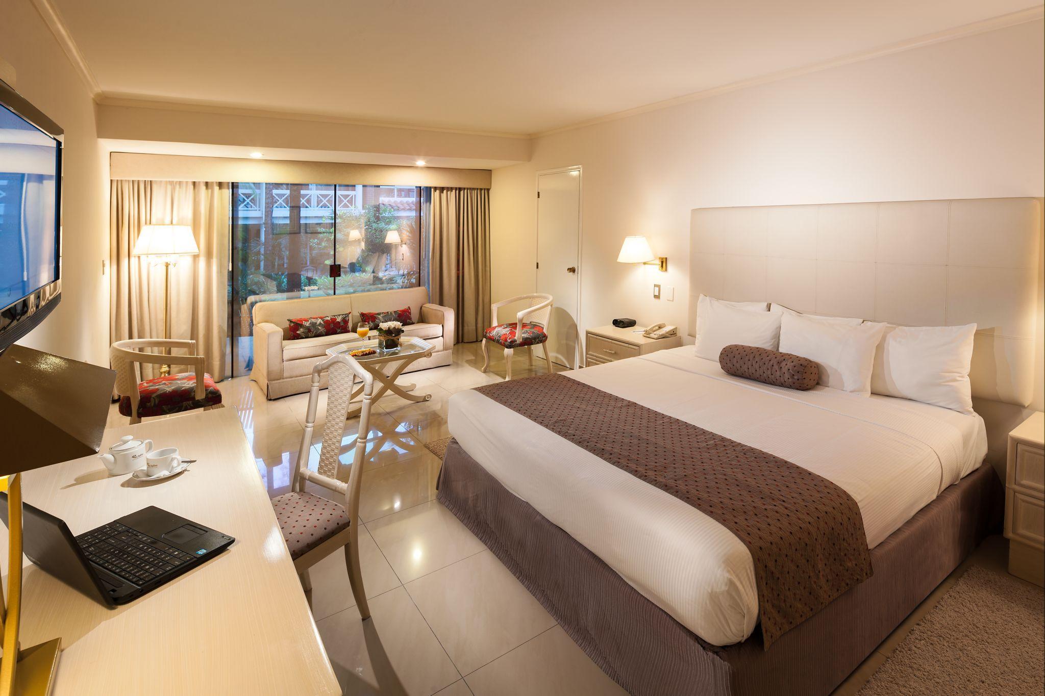 โลส ตาฆีโบส โฮเต็ล แอนด์ คอนเวนชั่น เซ็นเตอร์ Hotel ซานตาครูซเดอลาเซียร์รา ภายนอก รูปภาพ