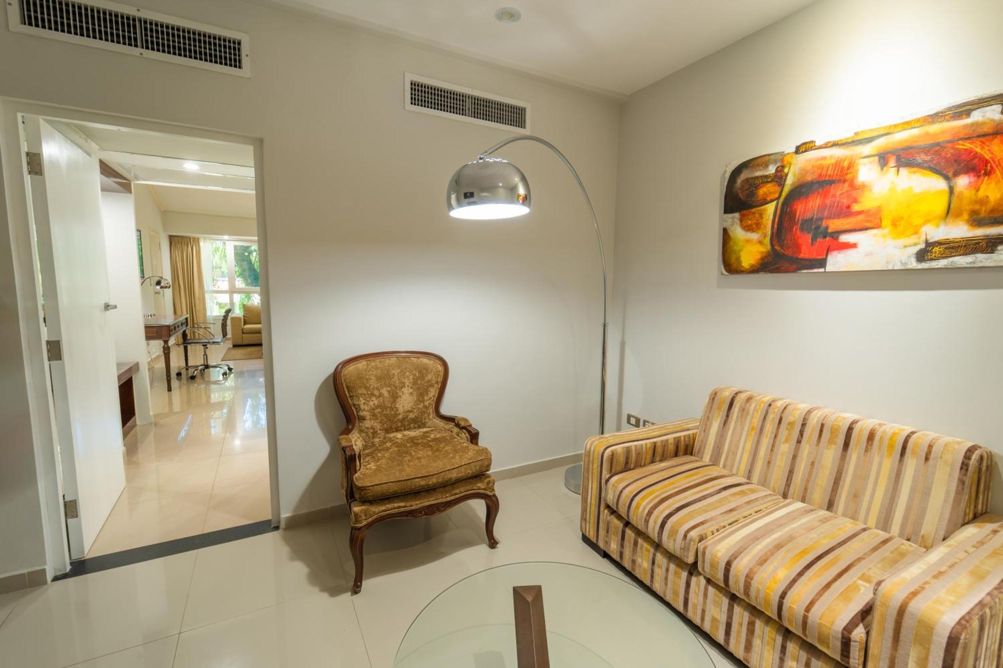 โลส ตาฆีโบส โฮเต็ล แอนด์ คอนเวนชั่น เซ็นเตอร์ Hotel ซานตาครูซเดอลาเซียร์รา ภายนอก รูปภาพ
